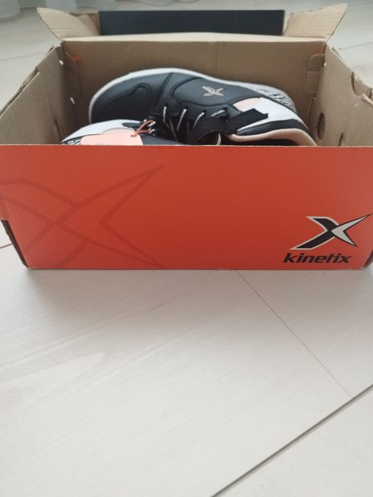 Nou! Vând ghete fete mărimea 32