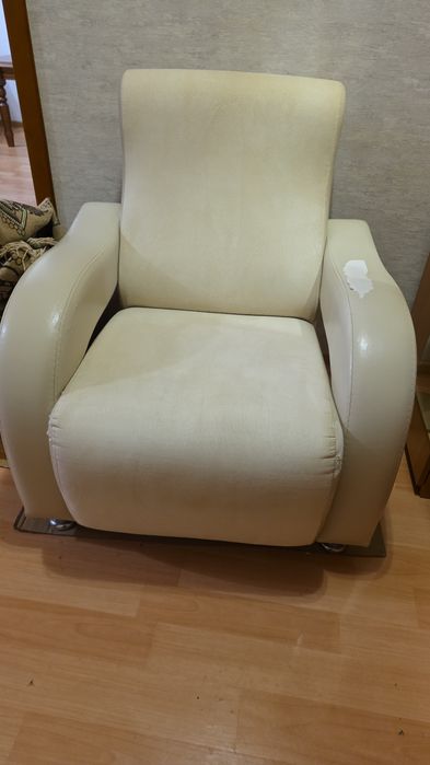 Продам кресло молочного цвета