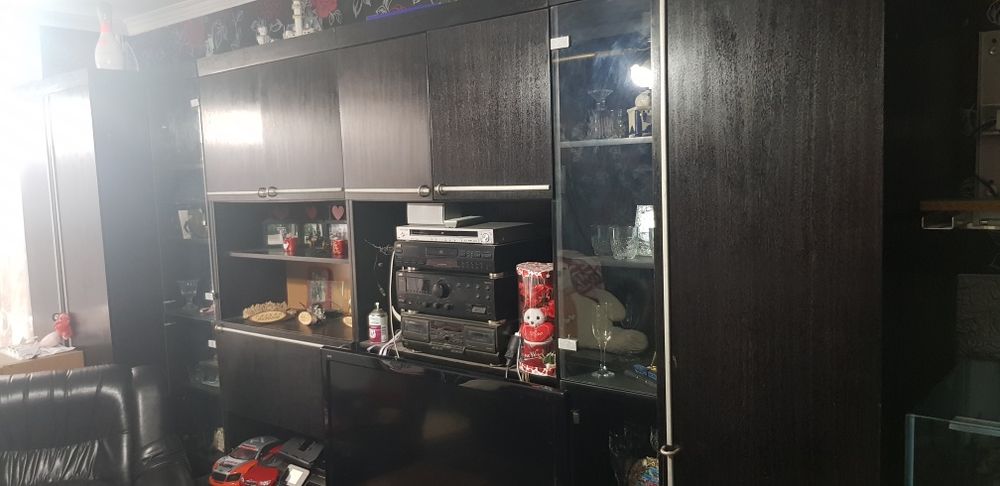 Холна секция на почти цяла стена