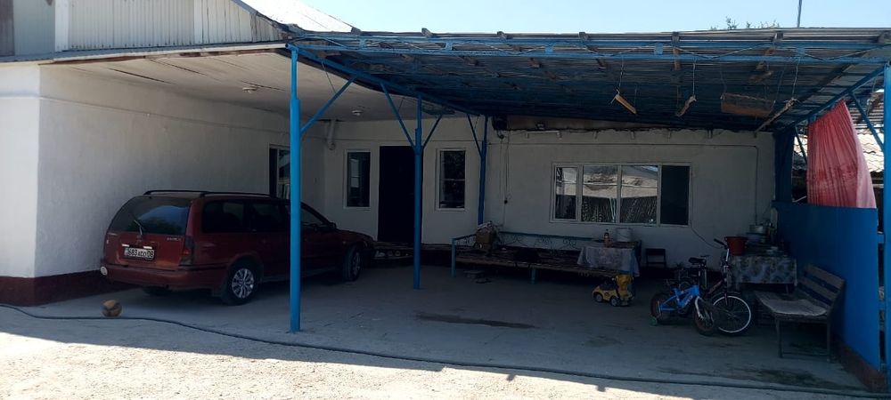 Продается дом с постройками