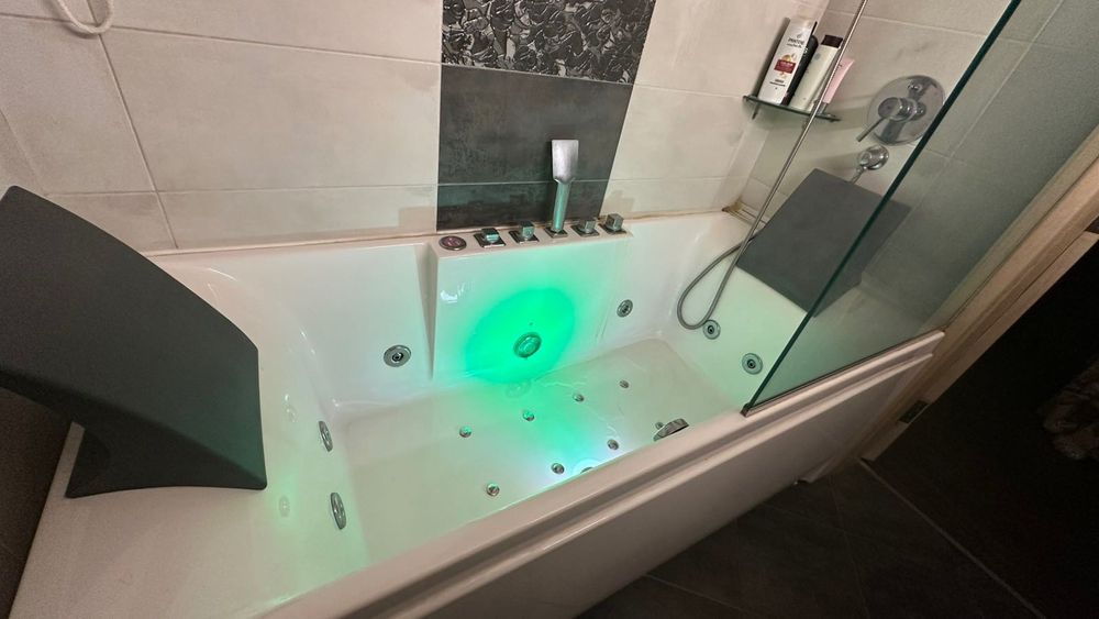 Продавам акрилна хидромасажна вана 170/74 см с престилка и ст. параван