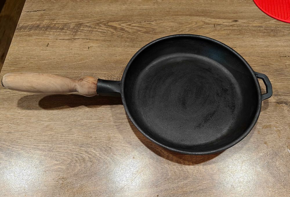 Чугунен тиган с дървена дръжка 24х4 см - Maysternya