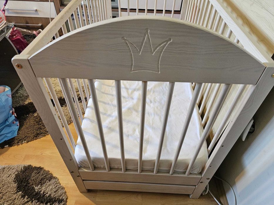 Patut din lemn masiv 120x60 cm cu sertar cu capac, somiera reglabila pe 3 nivele, include saltea cocos