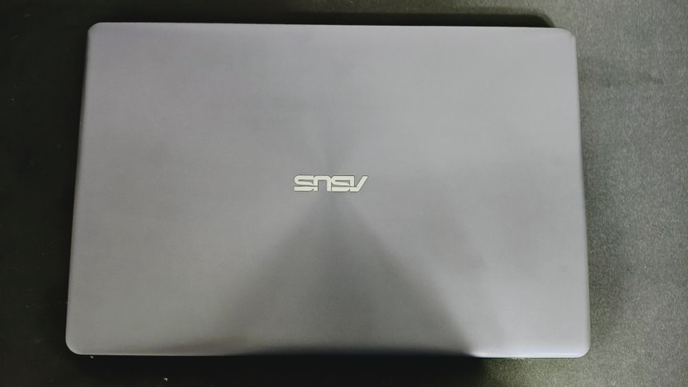 Laptop Asus Core i5 8250U/8gb ram ddr4/Ssd 250gb ca nou