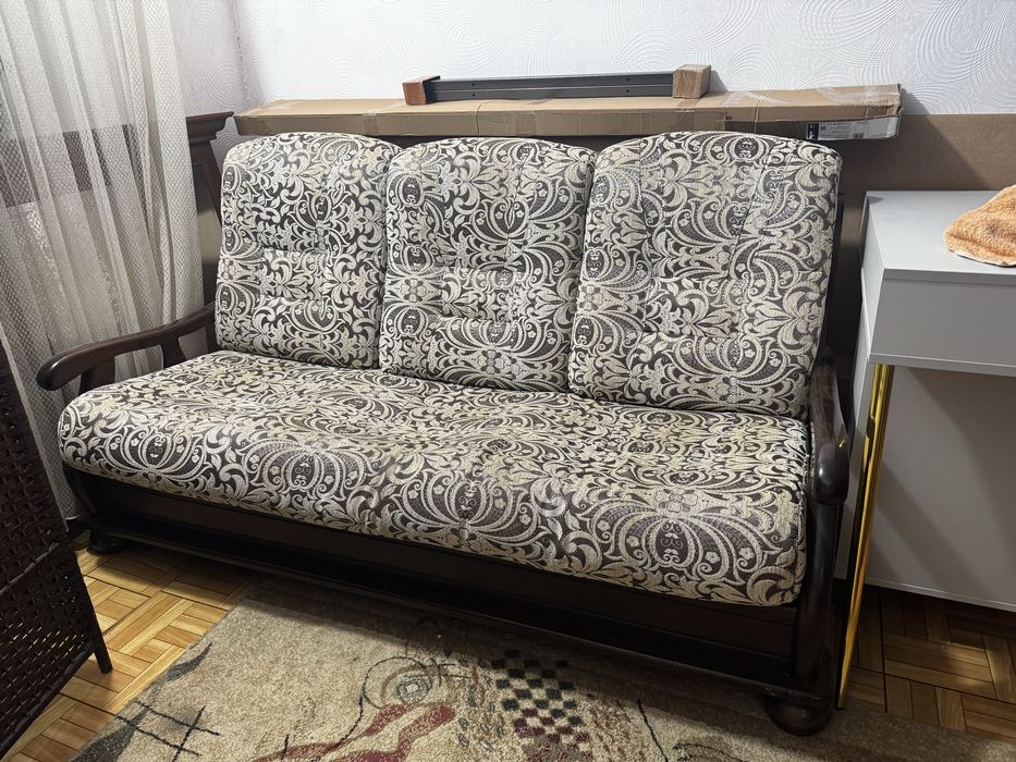 Срочно деревянный диван продам