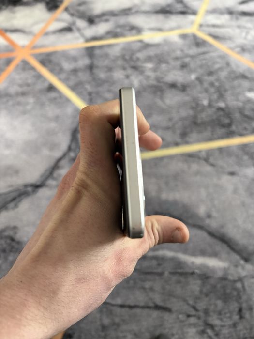 OPPO A3 в хорошем состоянии