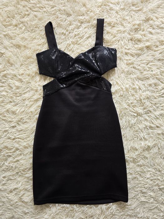 Къса черна рокля