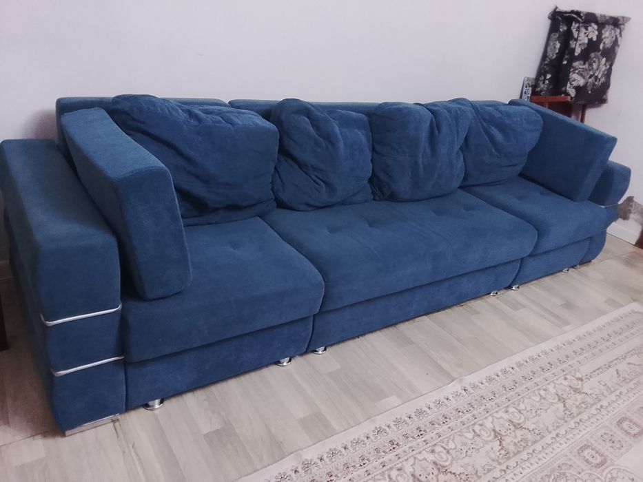 Диван , мебель .