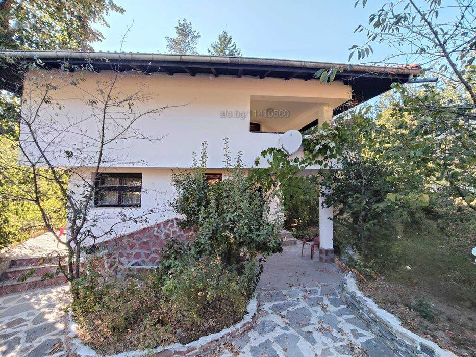 Продавам в Рибарица уникален по локация  и състояния  имот  от Двуетажна масивна Вила и УПИ граниащ река  и с лице на главен път