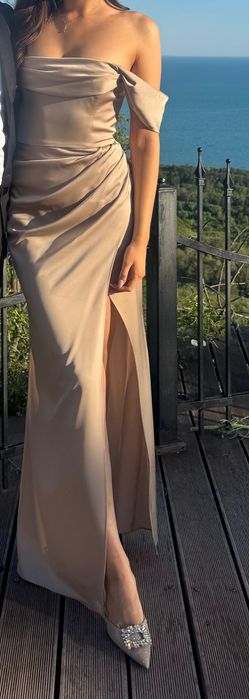 Club L London Дълга Официална рокля в бежов цвят с цепка