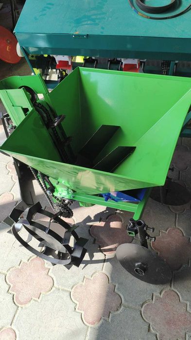 Semanatoare de plantat cartofi cu fertilizator motocultor