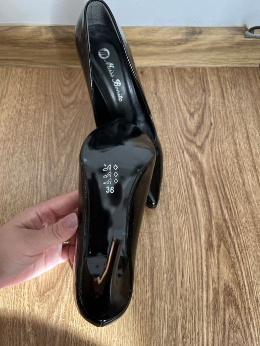 Черни лачени обувки на ток