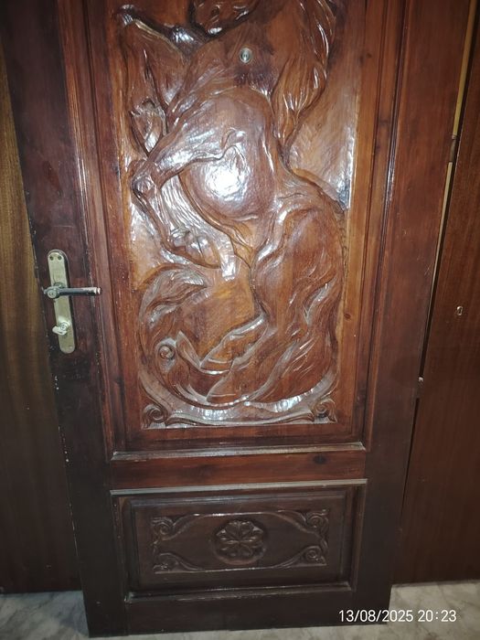 Дървена масивна врата