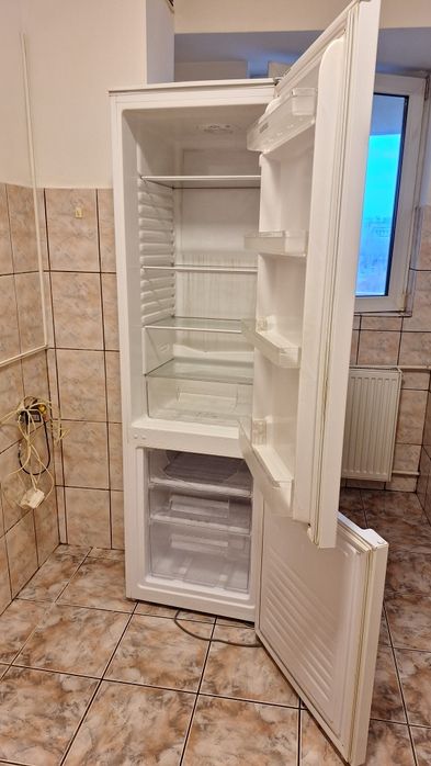 Frigider Albatros, cu congelator perfecta stare de funcționare.