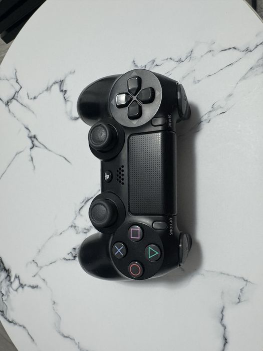 PlayStation 4 1 TB – 2 manete + 3 jocuri