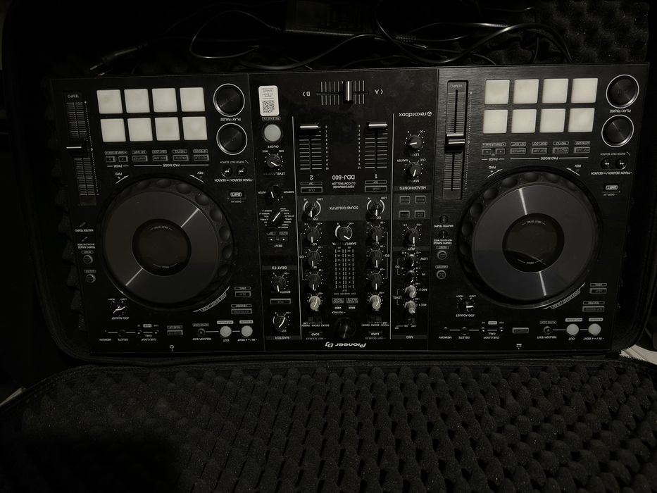 Pioneer DDJ-800 DJ Controller + UDG калъф | Оставаща Гаранция