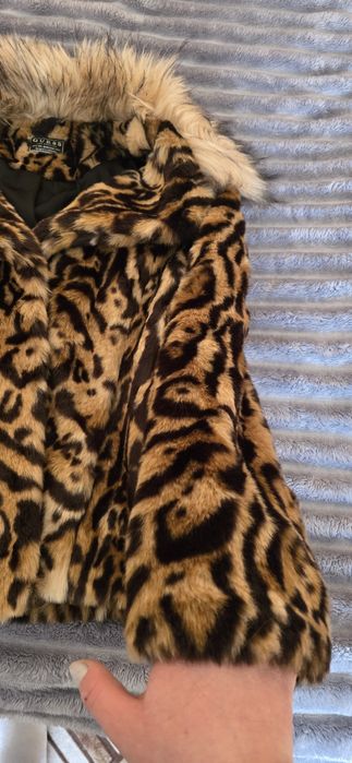 Vând  blana leopard mărimea S . Mentin sa anunt ca nu este purtata ..