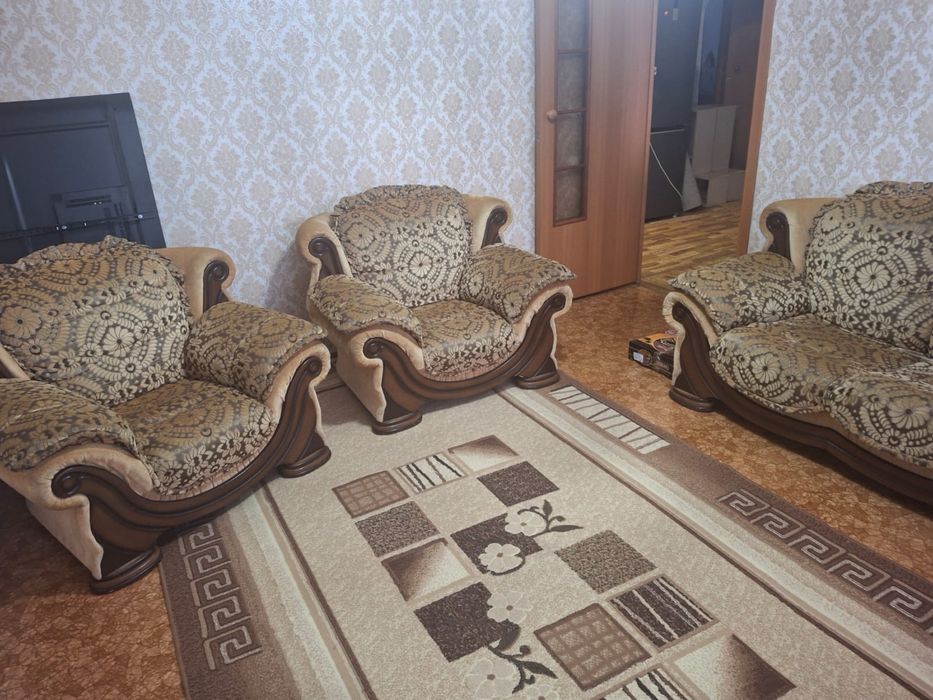 Продам срочно уголок и прихожку