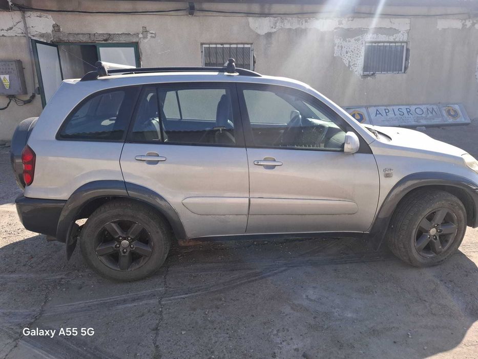 Vând Toyota RAV4 pentru dezmembrări / piese