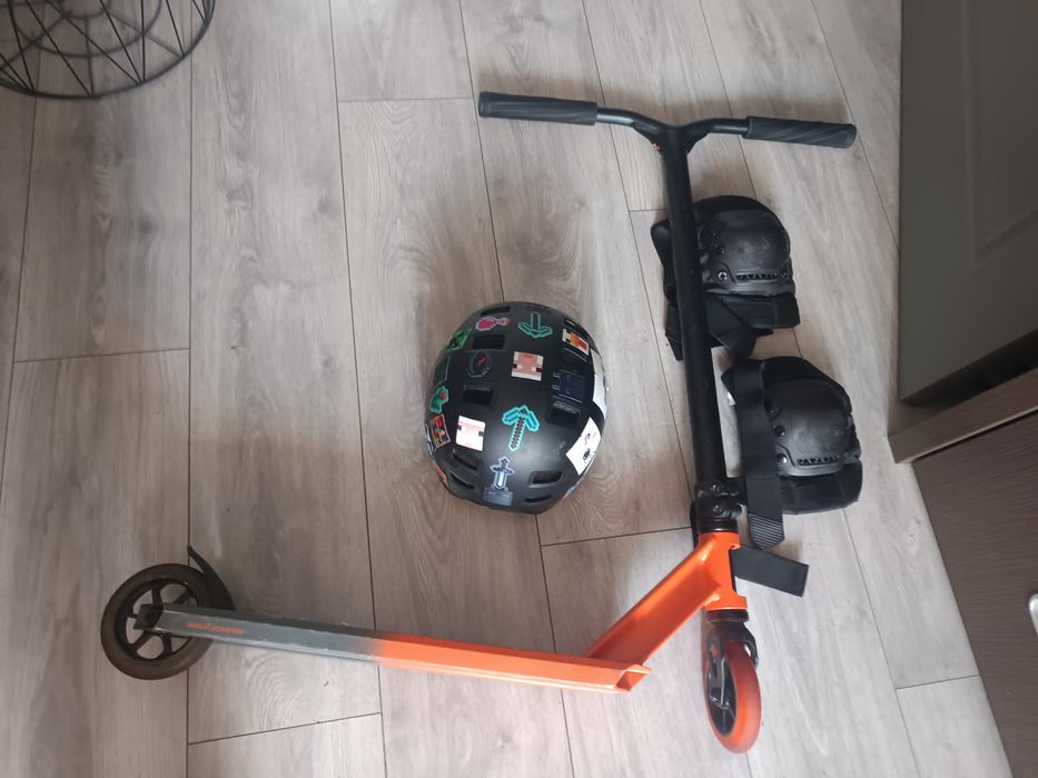 Trotineta freestyle+ casca și genunchiere