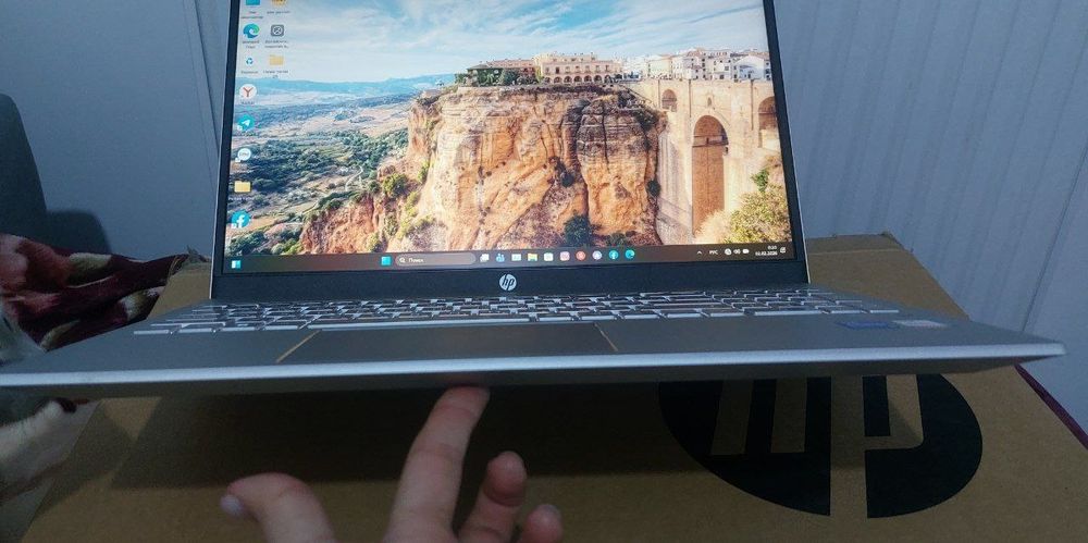 • HP Pavilion i5 ноутбук