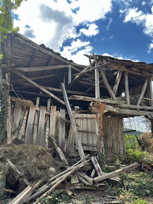 Стари греди от стара къща и плевня