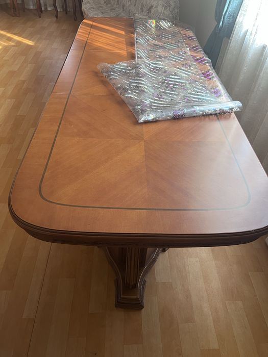 Большой стол для большого зала