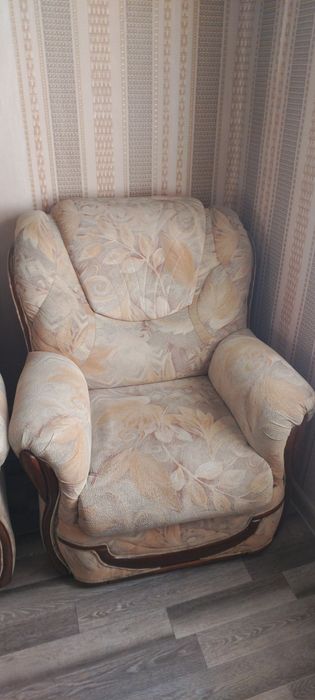 Продам диван два кресла