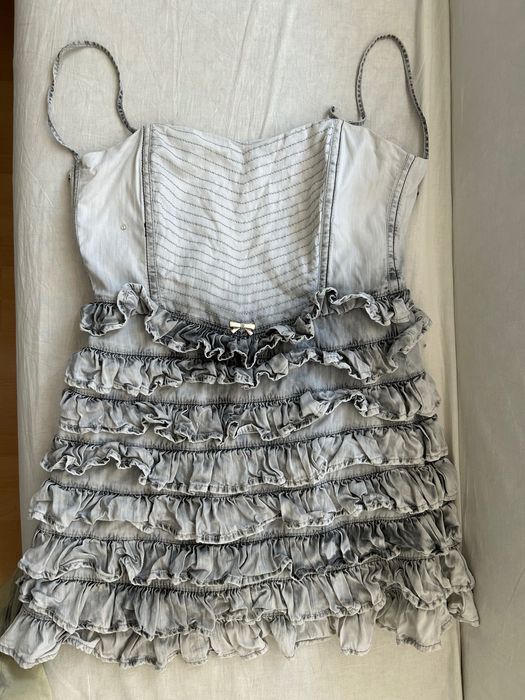 светло сива рокля на волани