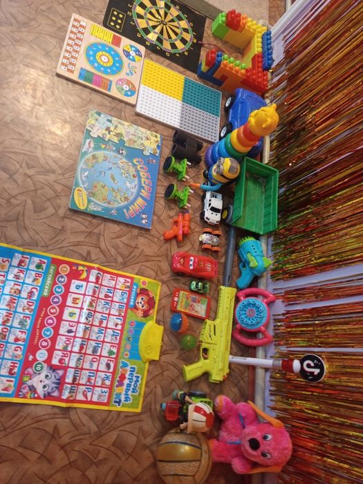 Продаются игрушки.