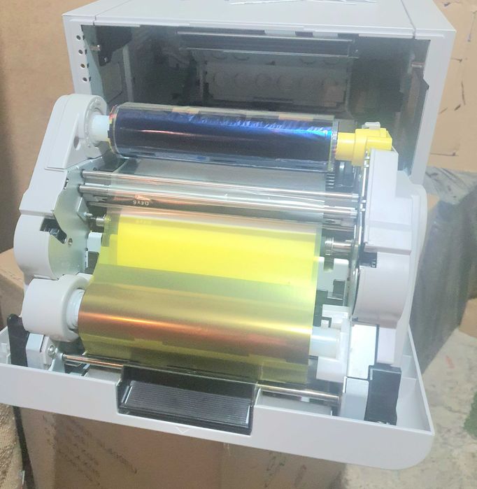 Vând imprimantă profesională DNP DSRX1HS + stickuri 99buc 2GB