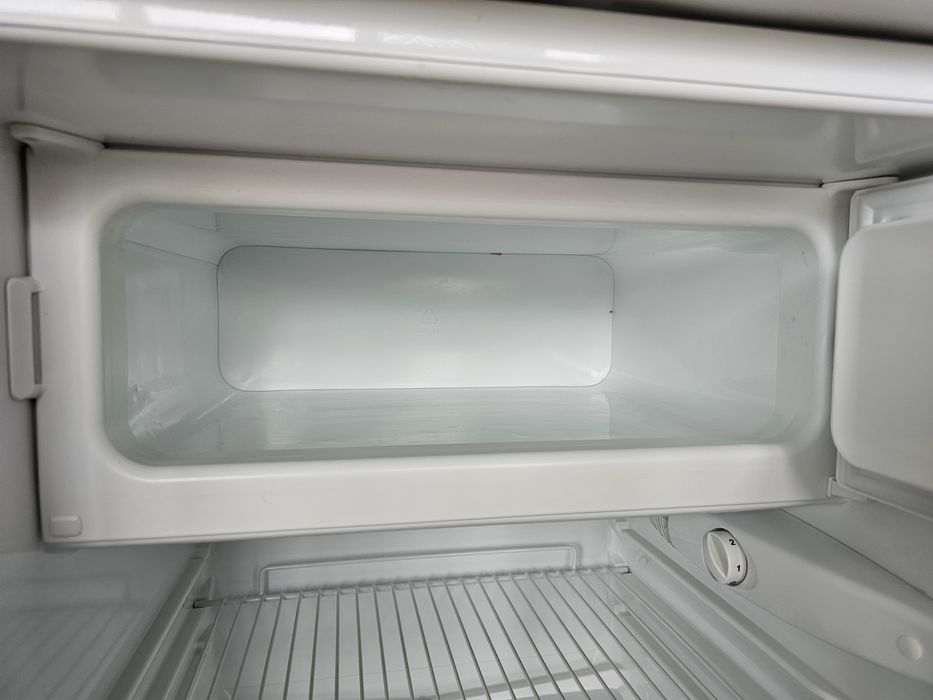 Малък хладилник с камера AEG