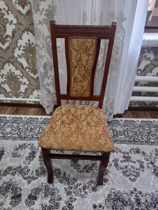 Стол и стулья  в хорошем состоянии