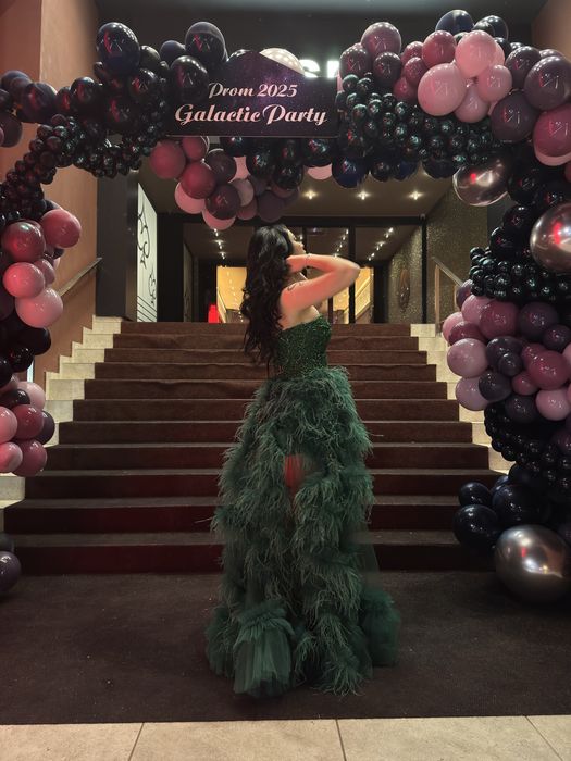 Бална рокля с пера