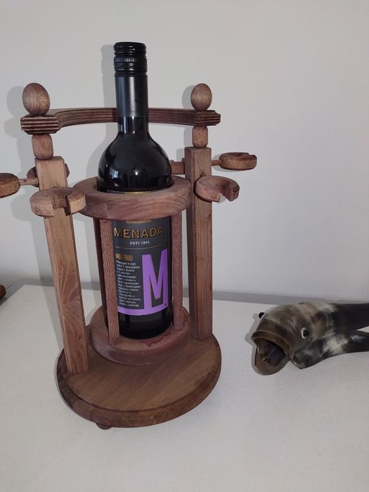 Продавам поставка за вино и чаши