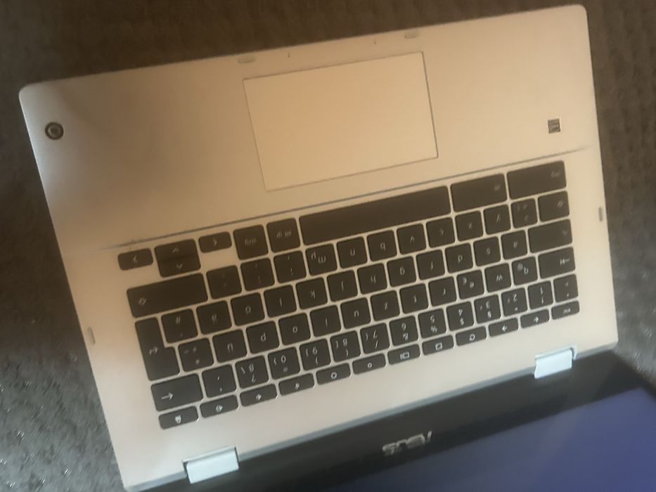Vând laptop ASUS Chromebook Flip CM1400FXA, în stare bună de funcționare.