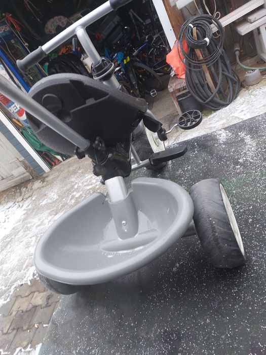 Vând tricicleta de copii