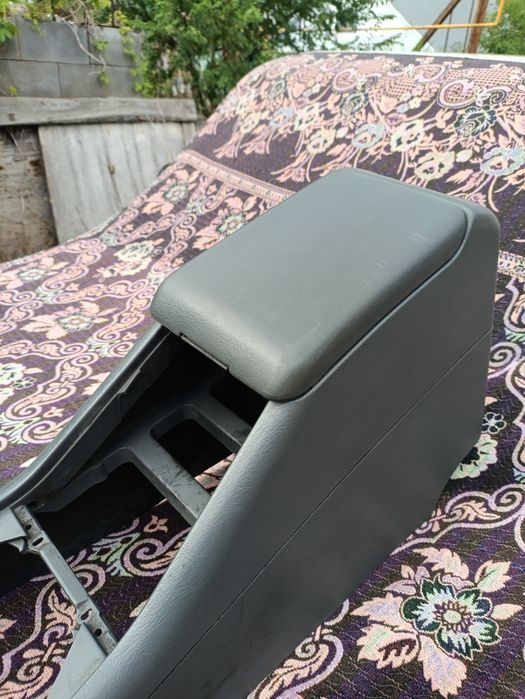 Продам подлокотник мерседес МЛ 320, 163 кузов дорест