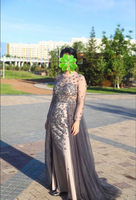 Продам платье вечернее. Шлейф сьемный. Ну очень красивое платье.