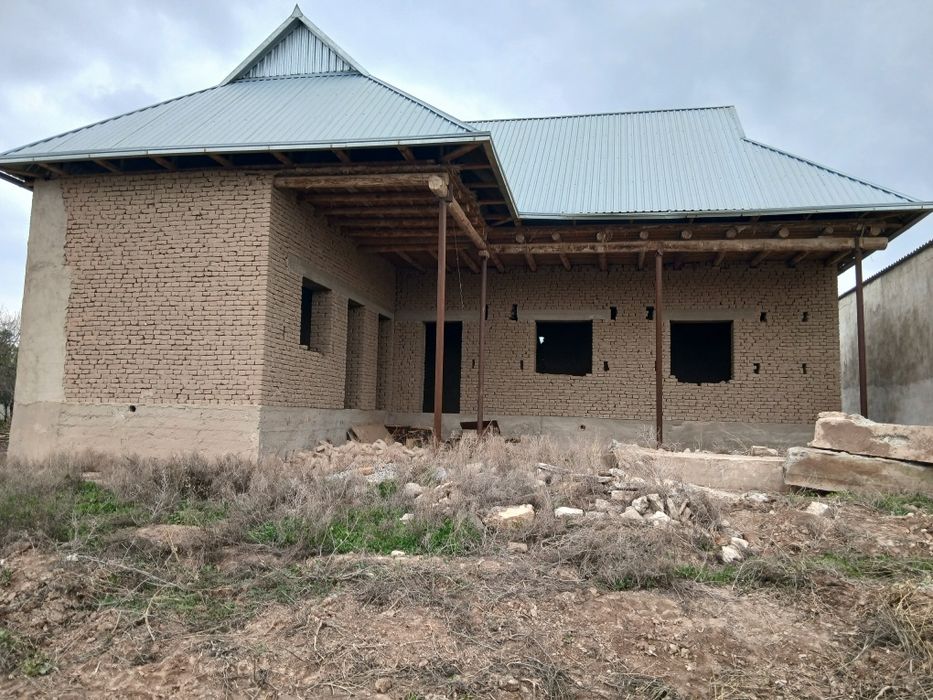 Yer sotiladi qurilishi tugallanmagan uy