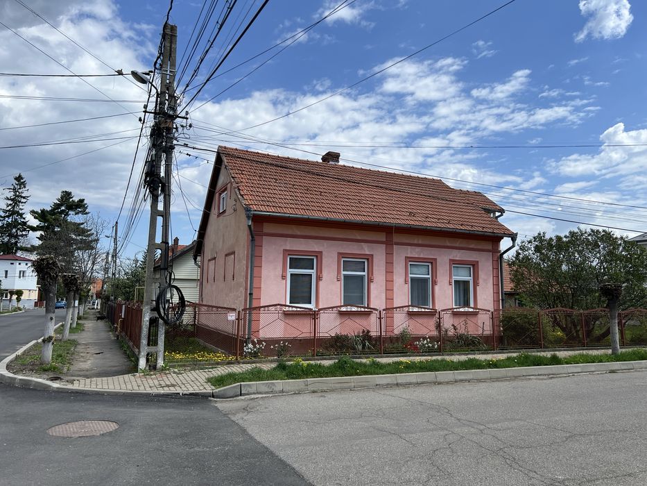 Casa de vanzare pe colt Radauti- zona selecta centrala