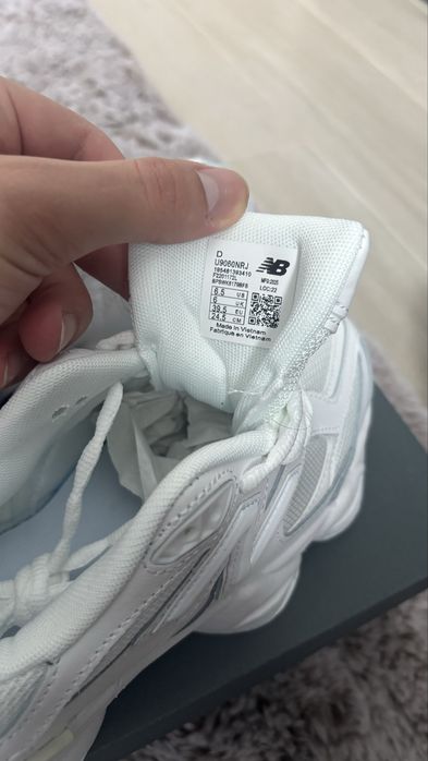 Adidasi New Balance 9060 Albi - Marimea 39.5