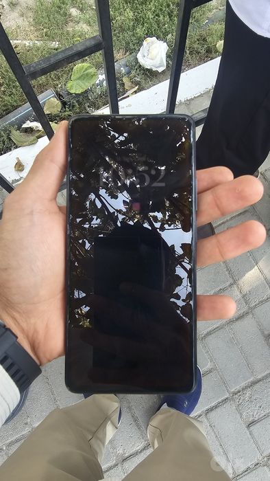 Xiaomi 11 t pro karbkasi bor . Ozini arginal zaryadchigi bor