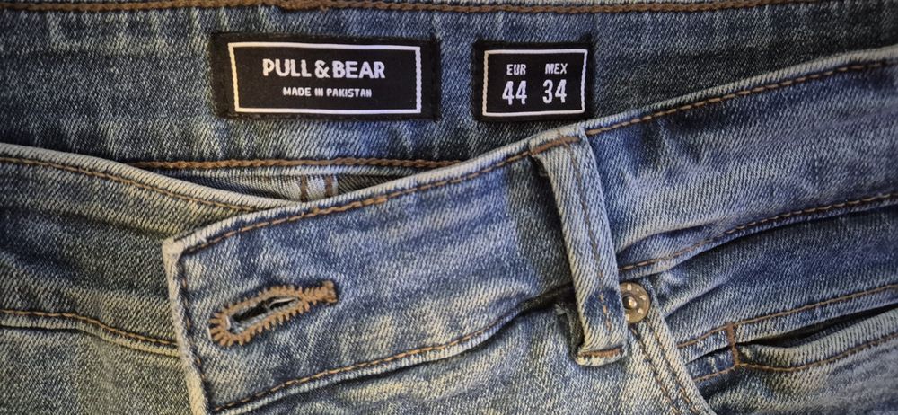 Blugi Pull & Bear ca și noi. Detalii în poze.