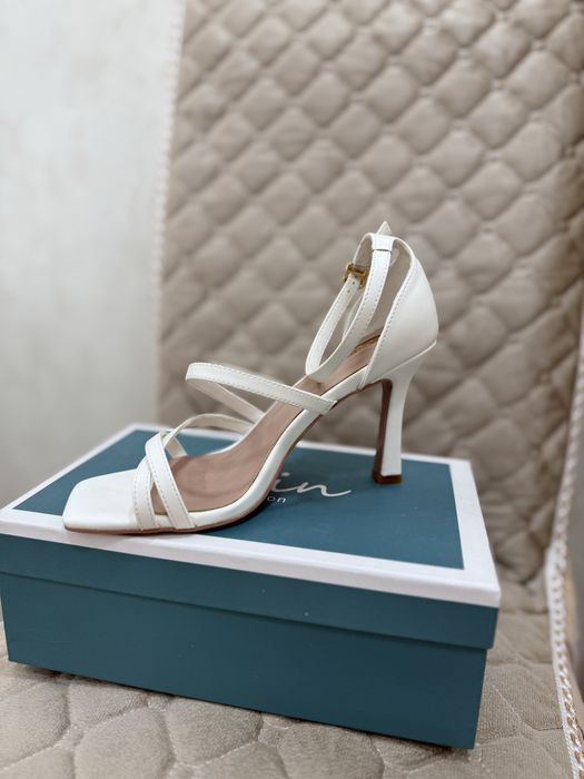 Босоножки новые белые