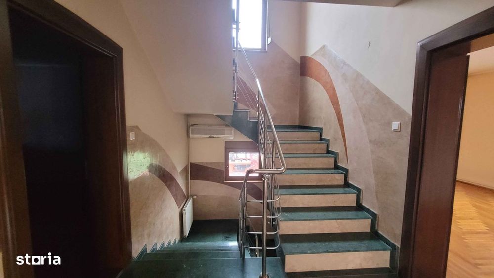 Imobil cu 3case:C1-3 nivele;C2-2nivele;C4-1 nivel;C3;C5;Piscina;Foisor