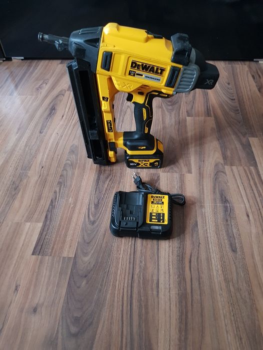 Pistol de bătut cuie în beton Dewalt DCN 890