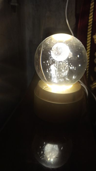Продам лампа ночник стеклянный шар внутри астронавт