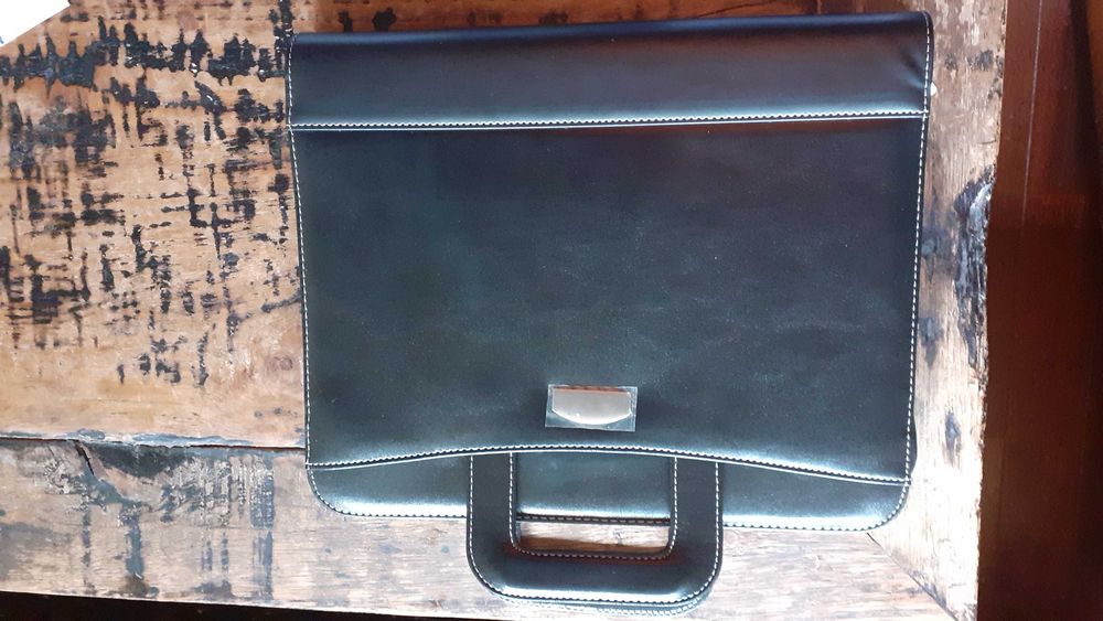 чанта бизнес черна с изтеглящи се дръжки красив дизайн