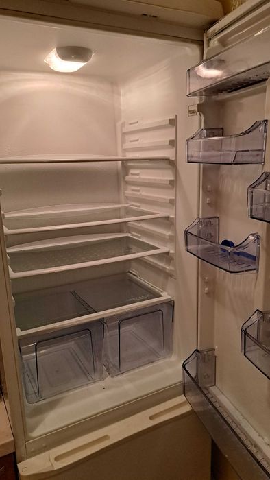 Свободностоящ хладилник Crown с два компресора